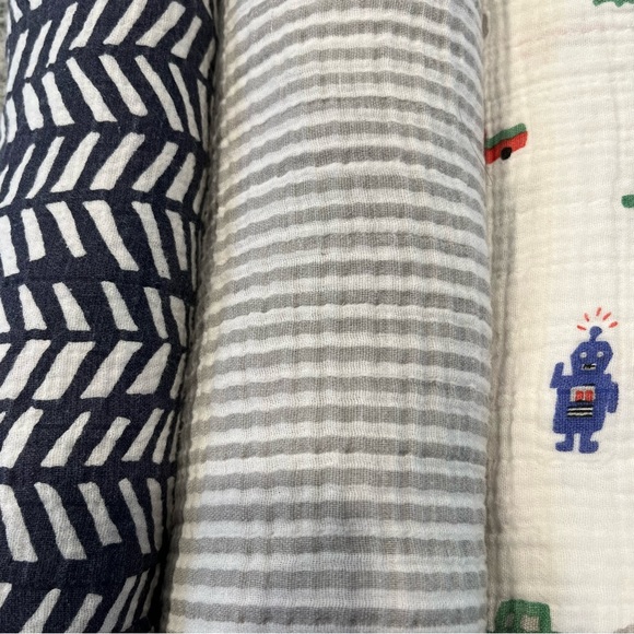 Pottery Barn Kids 3 Muslin Blankets Swaddle Wrap - Picture 2 of 3